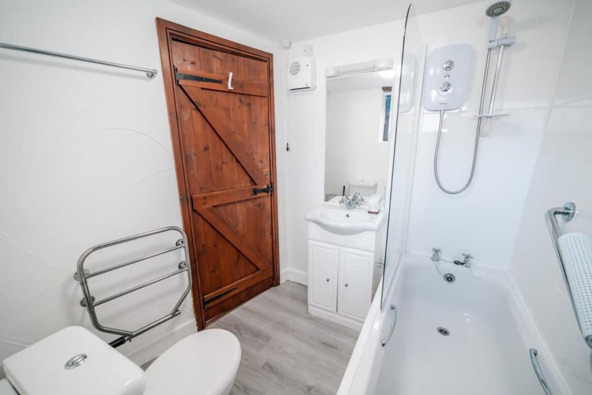 Lovely 2 Bedroom Coastal Cottage Near Буде Экстерьер фото